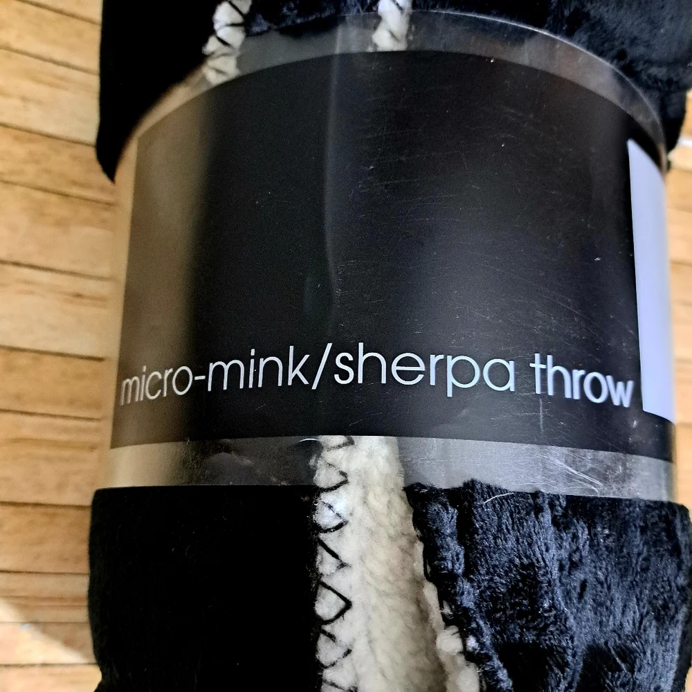 Studio Micro-Mink/ Sherpa Throw Soft & Cozy, Coal Black 50